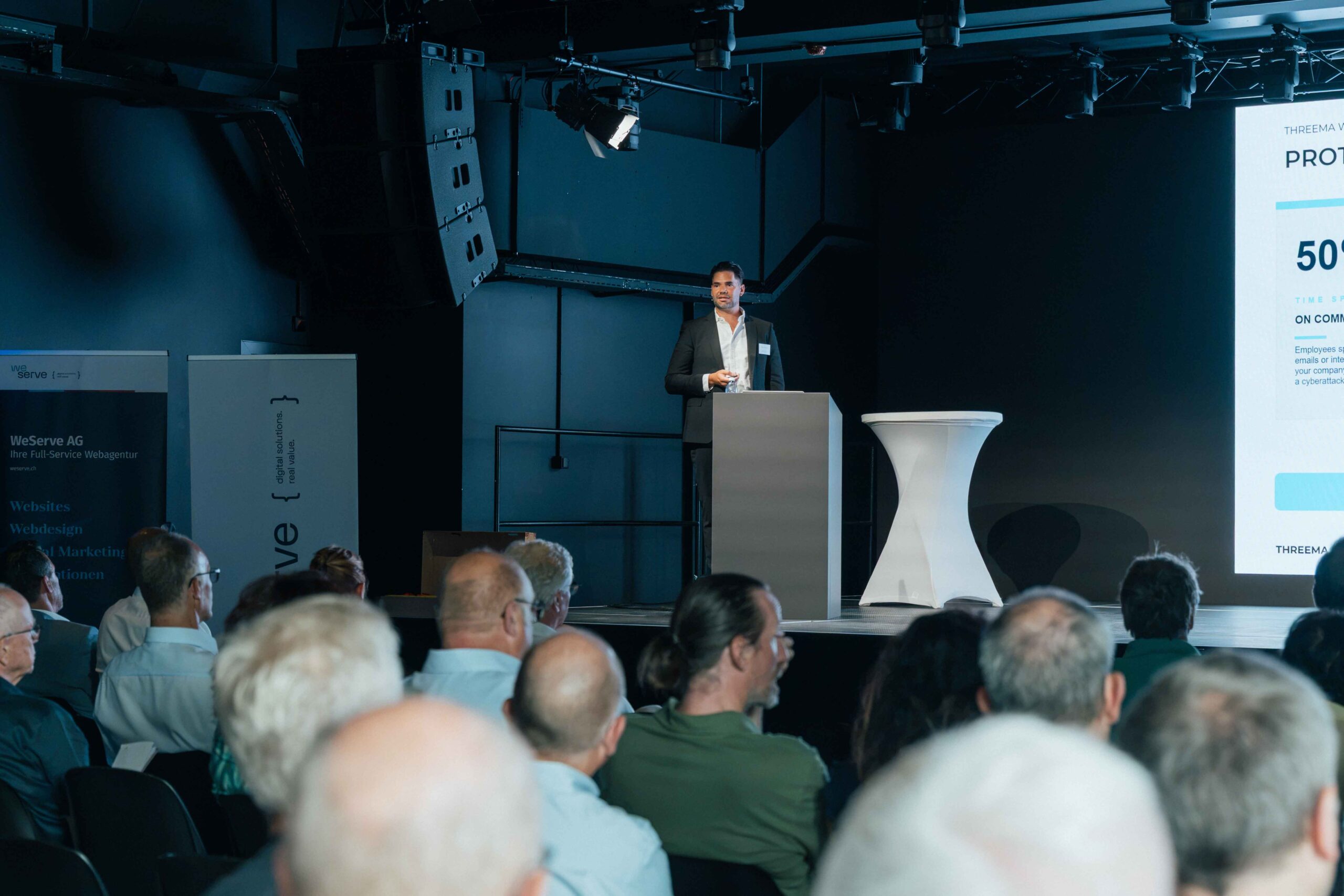 Miguel Rodriguez hält seinen Vortrag vor dem Publikum