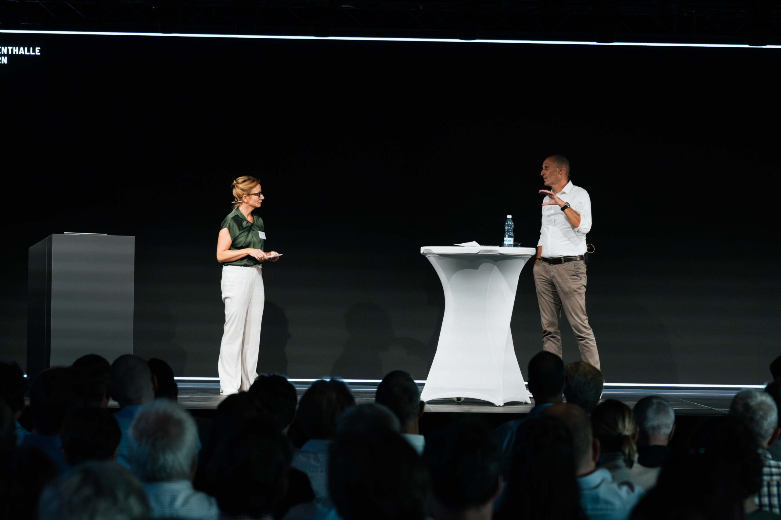 Christine Enderlin interviewt
Martin Bürki vor dem Publikum
