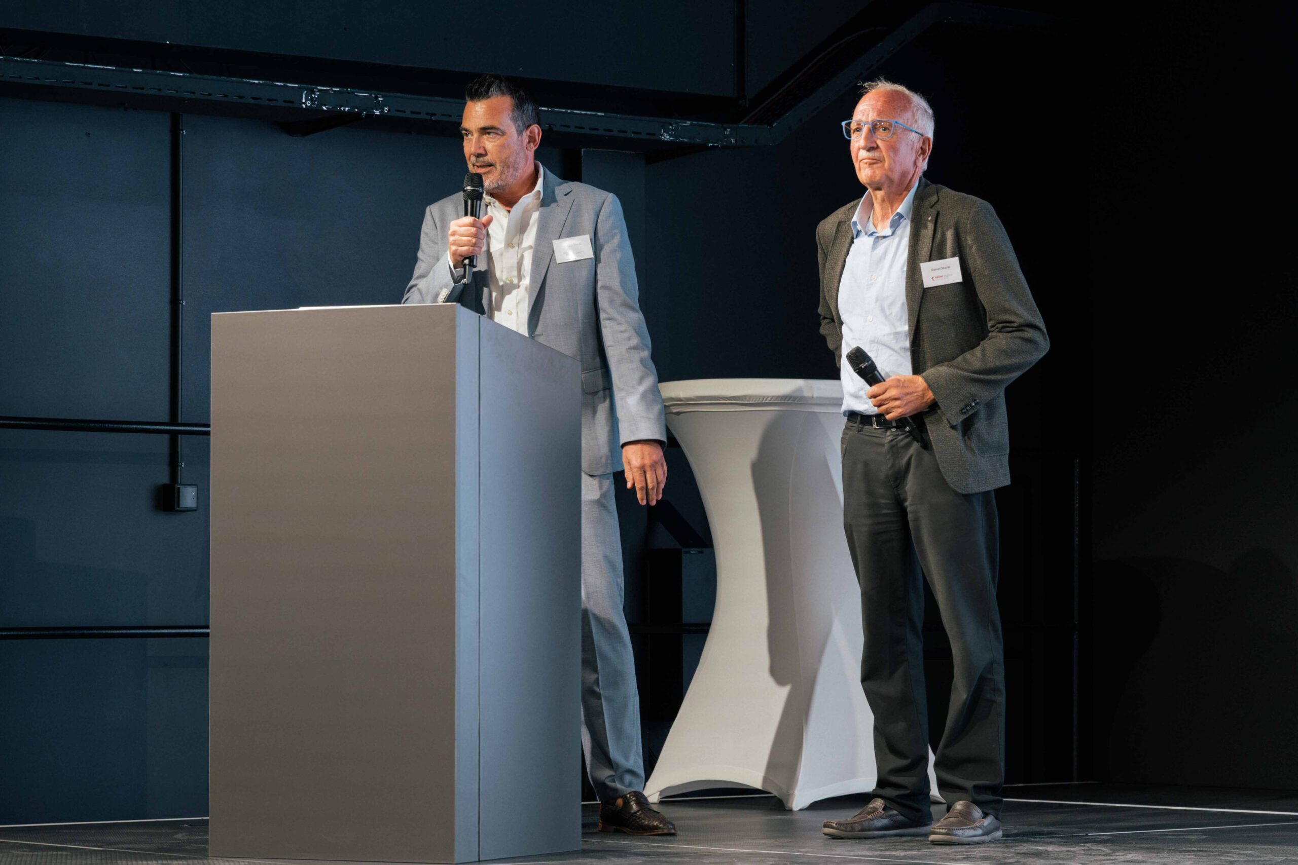 Philipp Stucki und Daniel Stucki sprechen vor dem Publikum